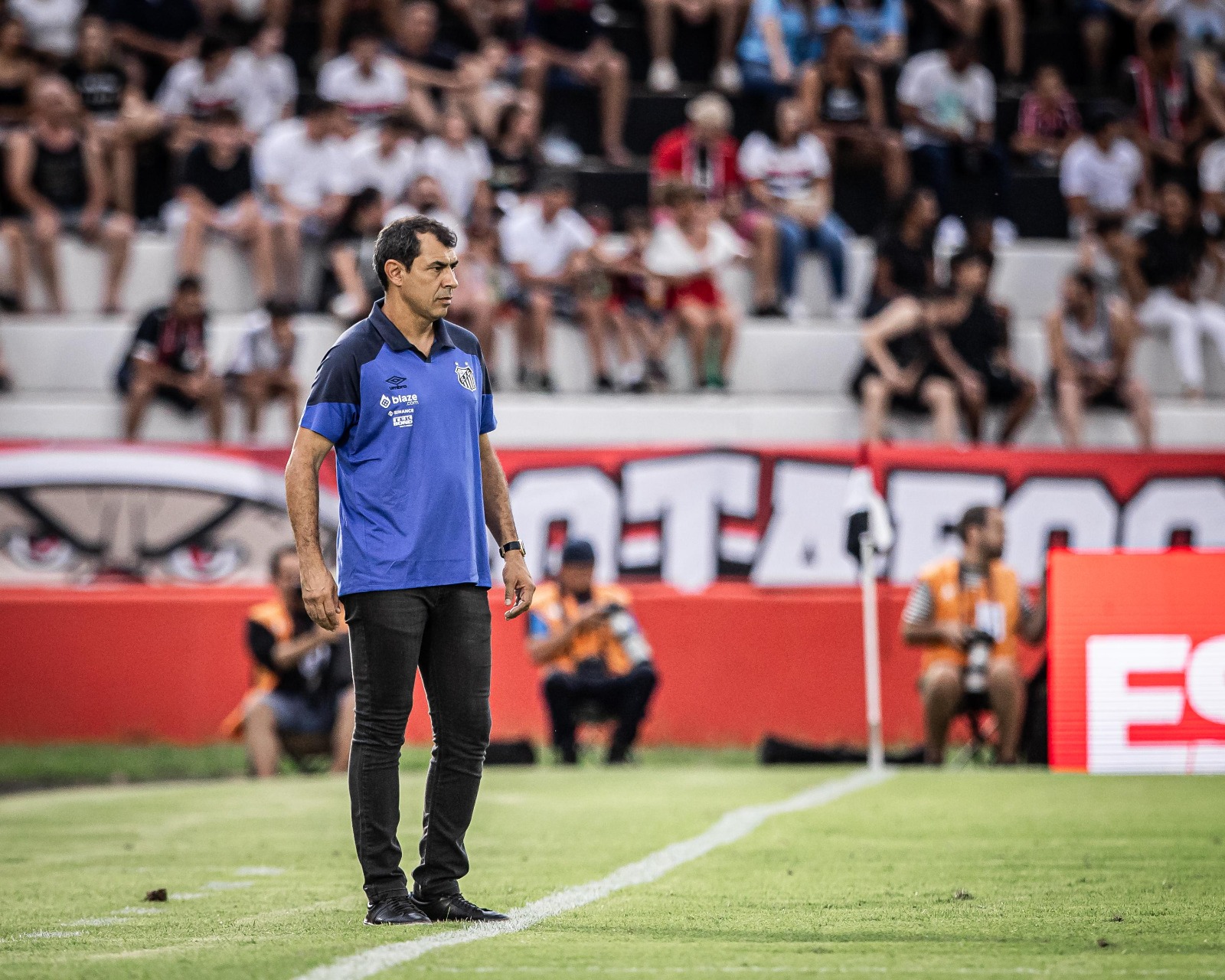 Pé no chão, técnico Fábio Carille vê Santos abaixo de Palmeiras e São Paulo