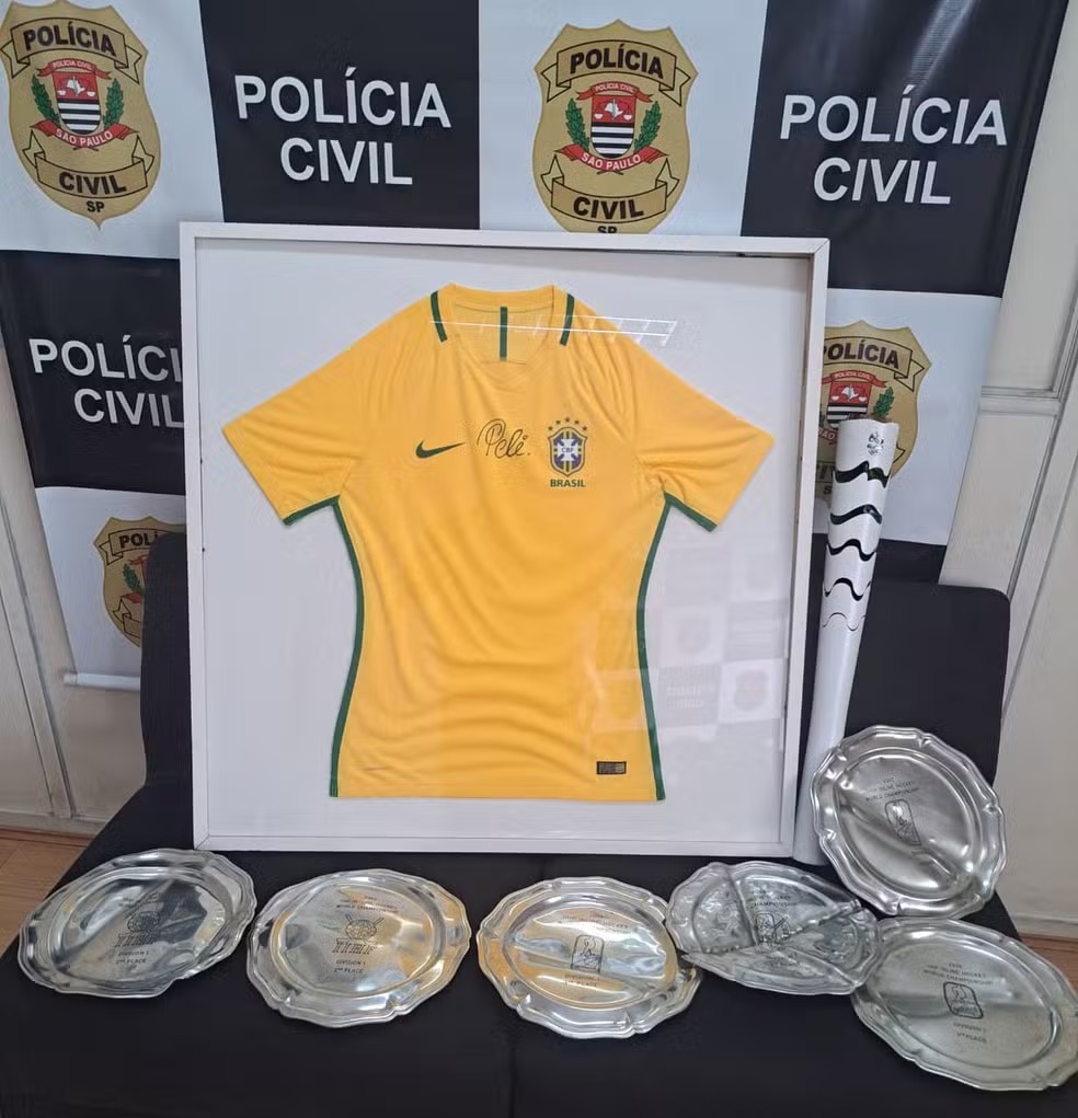 Polícia recupera tocha olímpica da Rio-2016 e camisa da Seleção autografada por Pelé 