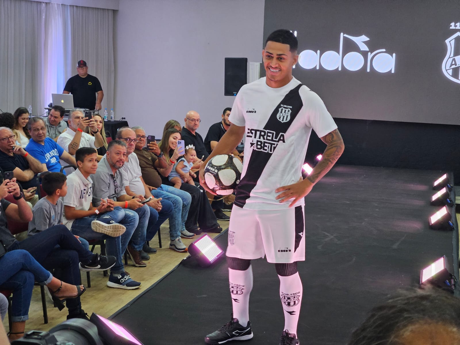 Ponte Preta lança novas camisas para 2024