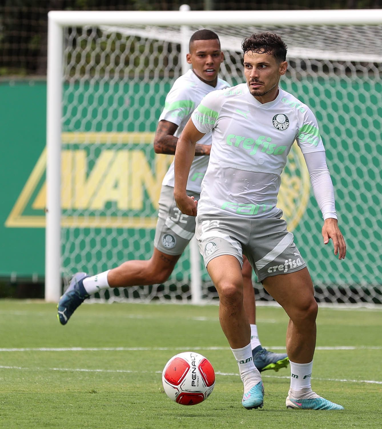 Raphael Veiga se recupera de lesão ocular e volta a treinar no Palmeiras