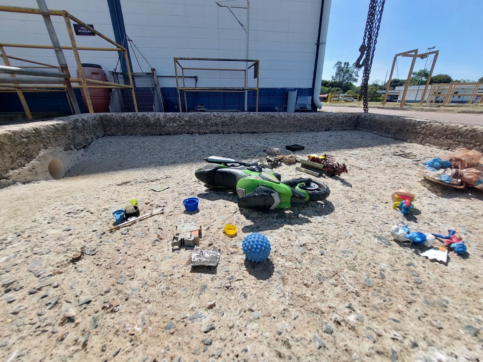 Sanasa recolhe quase 400 toneladas de lixo e encontra até brinquedos na rede