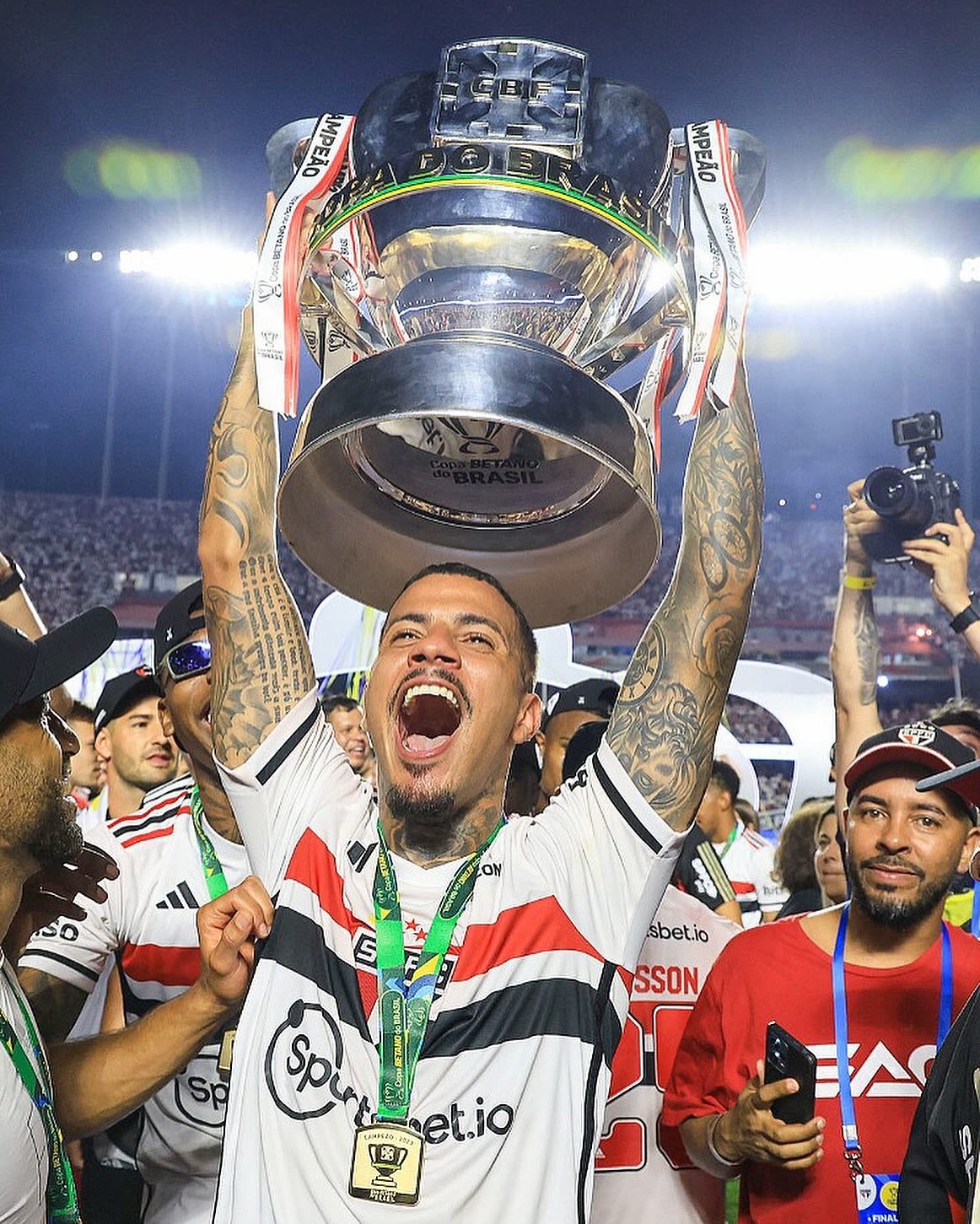 São Paulo anuncia renovação de contrato do zagueiro Diego Costa