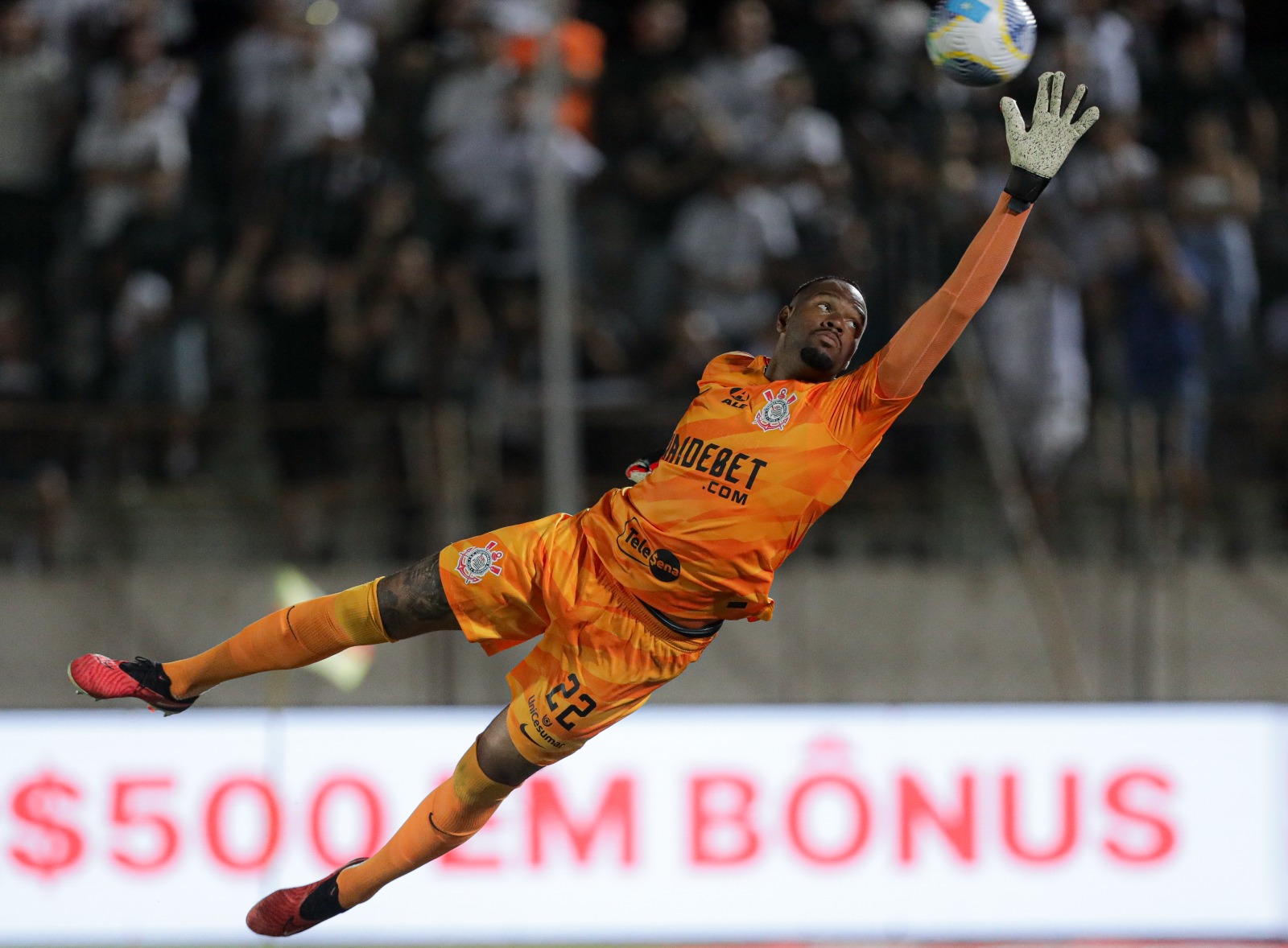 Substituto de Cássio, goleiro Carlos Miguel esbanja confiança no Corinthians