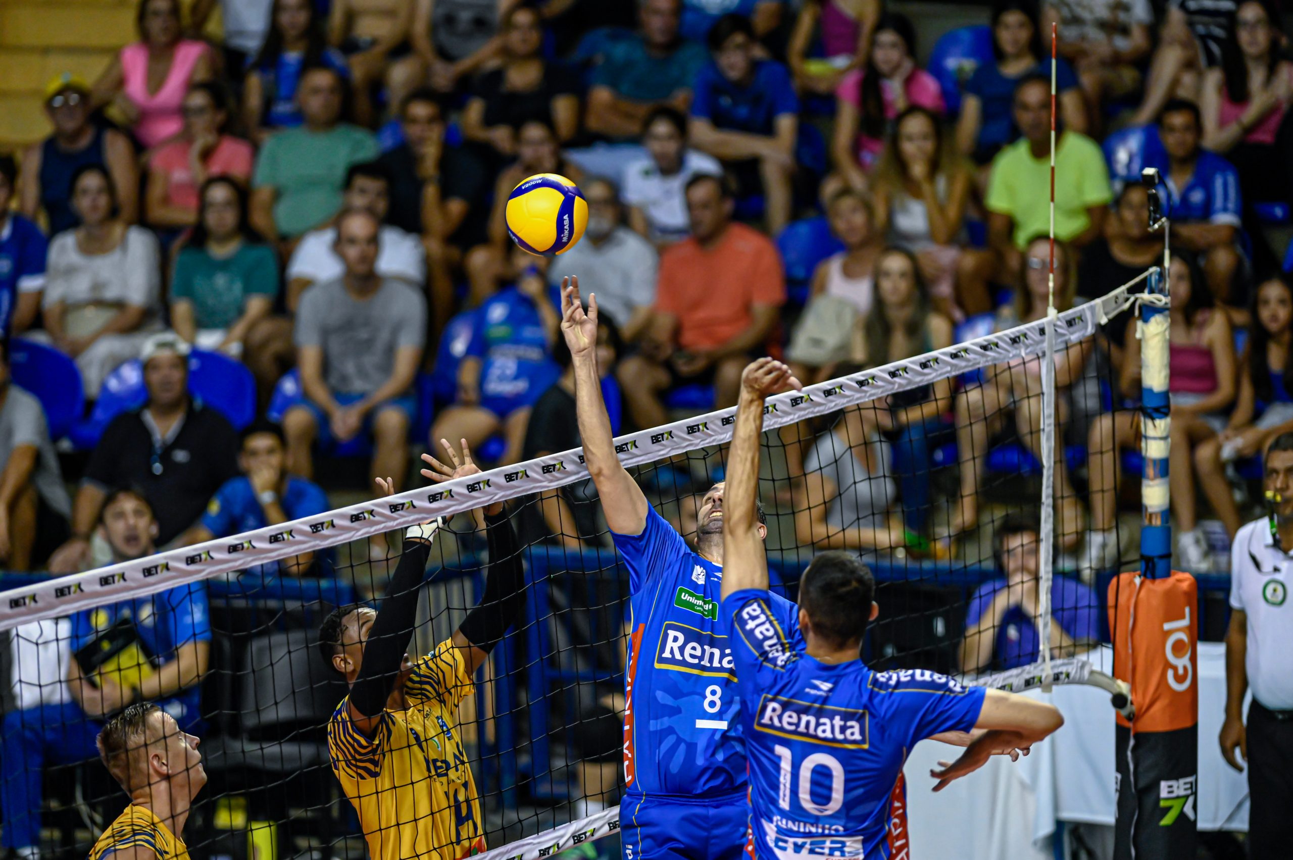 Vôlei Renata vence Araguari e entra no G8 da Superliga