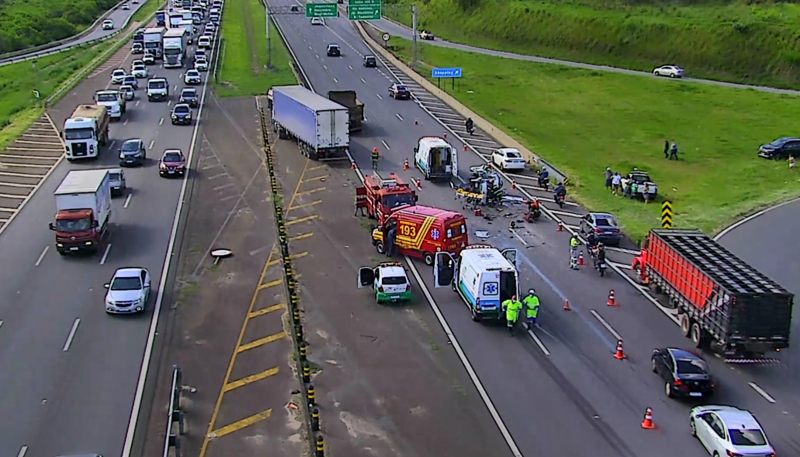 Acidente envolvento três veículos bloqueou rod. D. Pedro I, em Campinas 