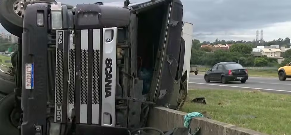 Acidente na Dom Pedro trava trânsito; ainda há lentidão