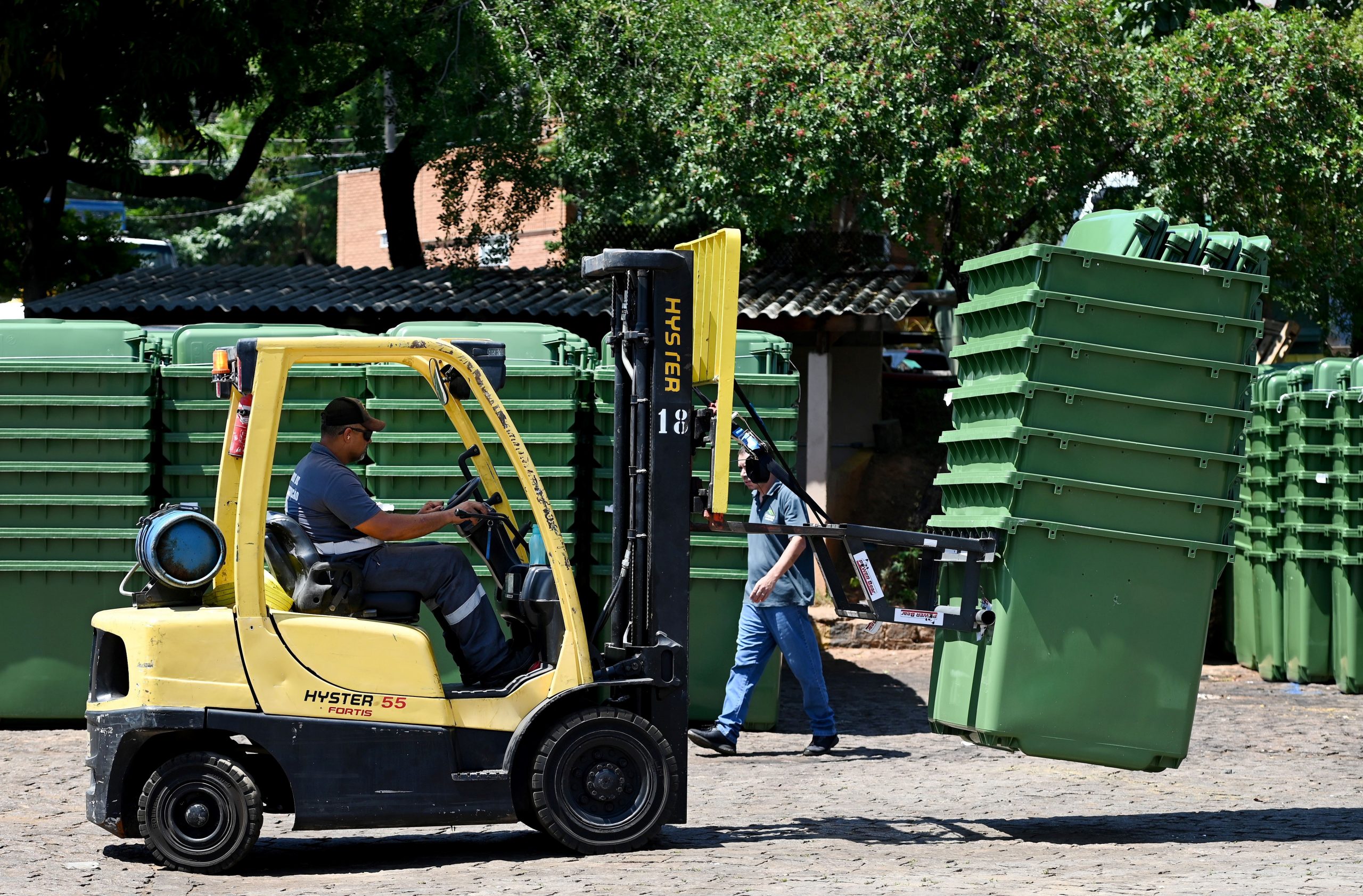 Bonfim e Vila Industrial começam a receber contêineres para coleta mecanizada