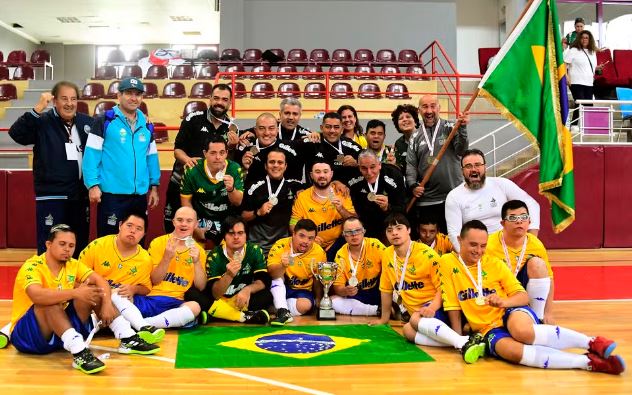 Brasil vence Turquia e conquista o tricampeonato da Copa do Mundo de futsal down 