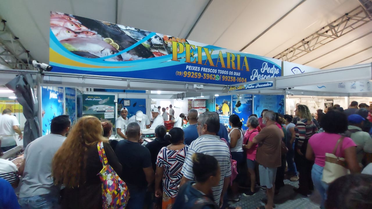 Clientes lotam peixarias do Mercado Municipal de Campinas