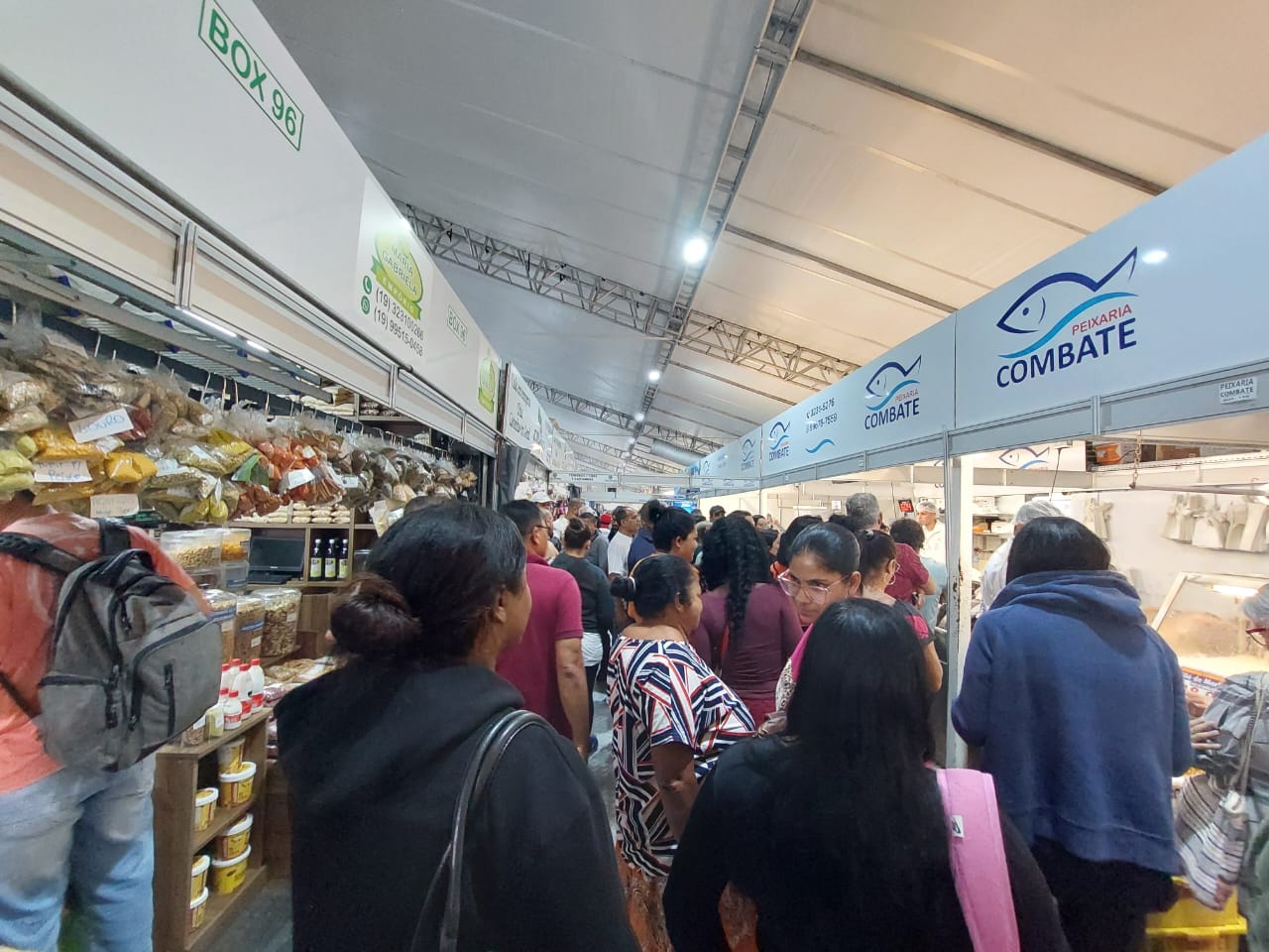 Clientes lotam peixarias do Mercado Municipal de Campinas