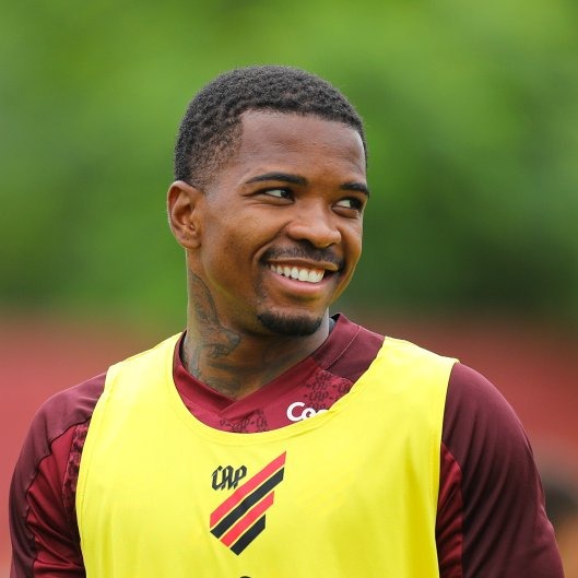 Corinthians acerta contratação do zagueiro Cacá do Athlético-PR