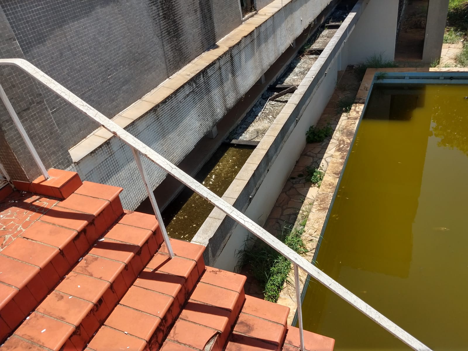 Dengue: piscina em imóvel abandonado preocupa moradores do Jd. Chapadão