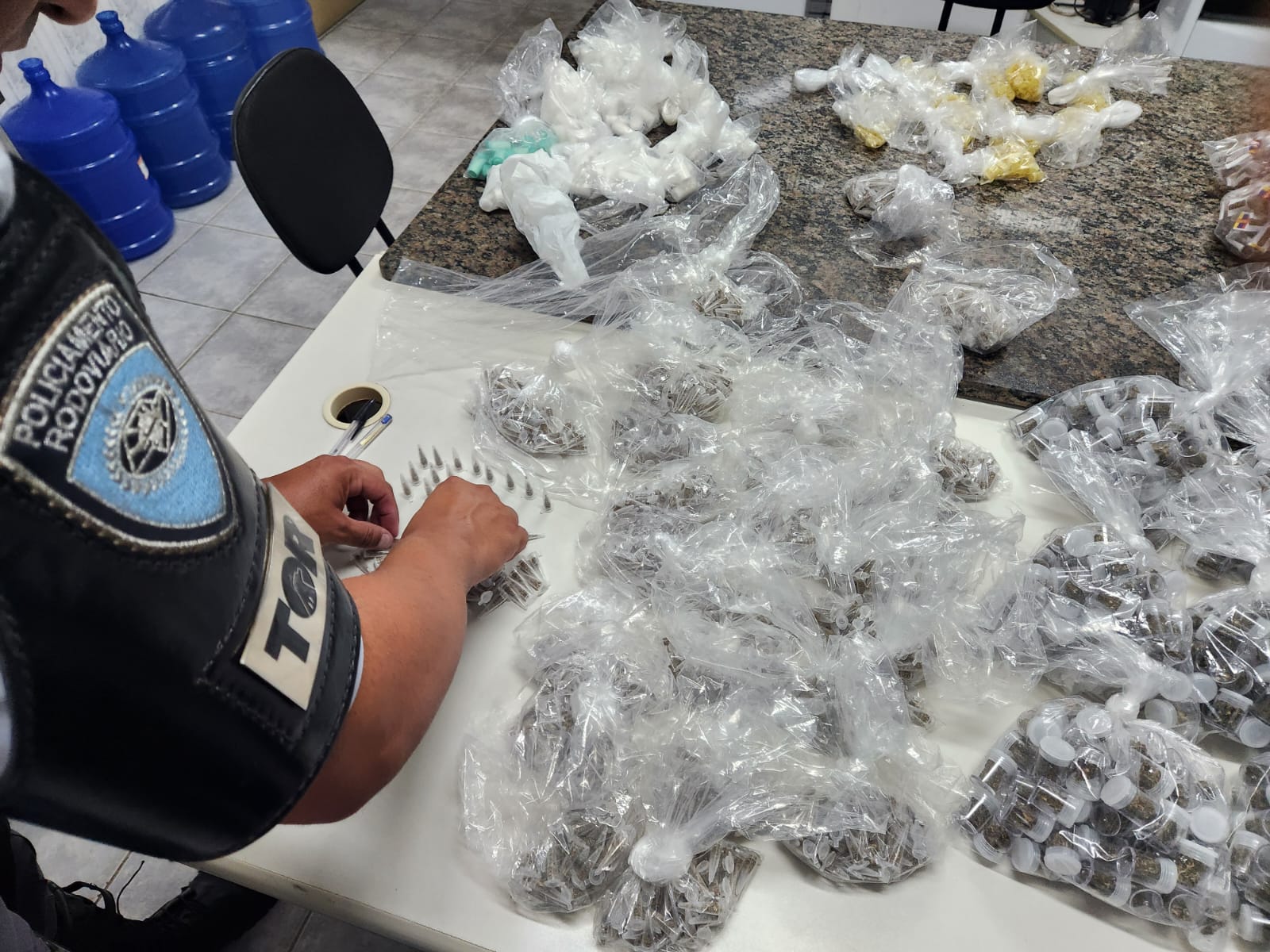 Dois são presos por tráfico de drogas com entorpecentes escondidos em sacolas