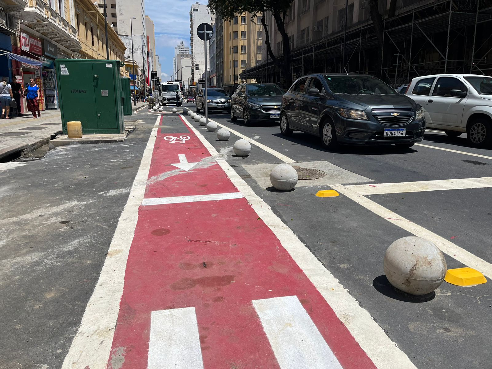 Frequentadores reclamam das bolas de concreto na Av. Campos Sales