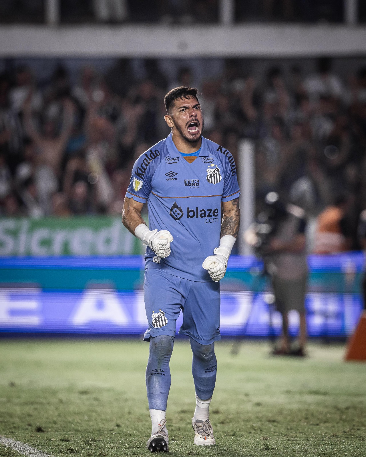 Goleiro João Paulo comemora noite heroica na classificação do Santos
