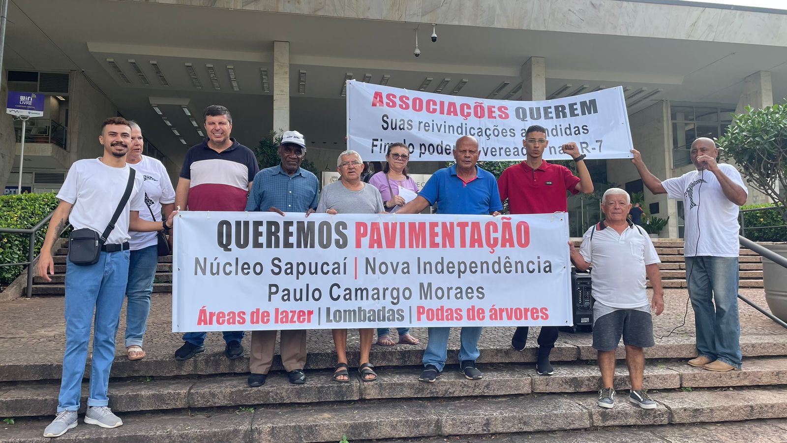 Grupo realiza protesto pela pavimentação de avenida em Campinas