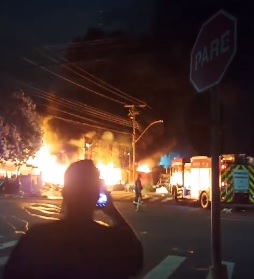 Incêndio destroi depósito de materiais recicláveis em Santa Bárbara d’Oeste