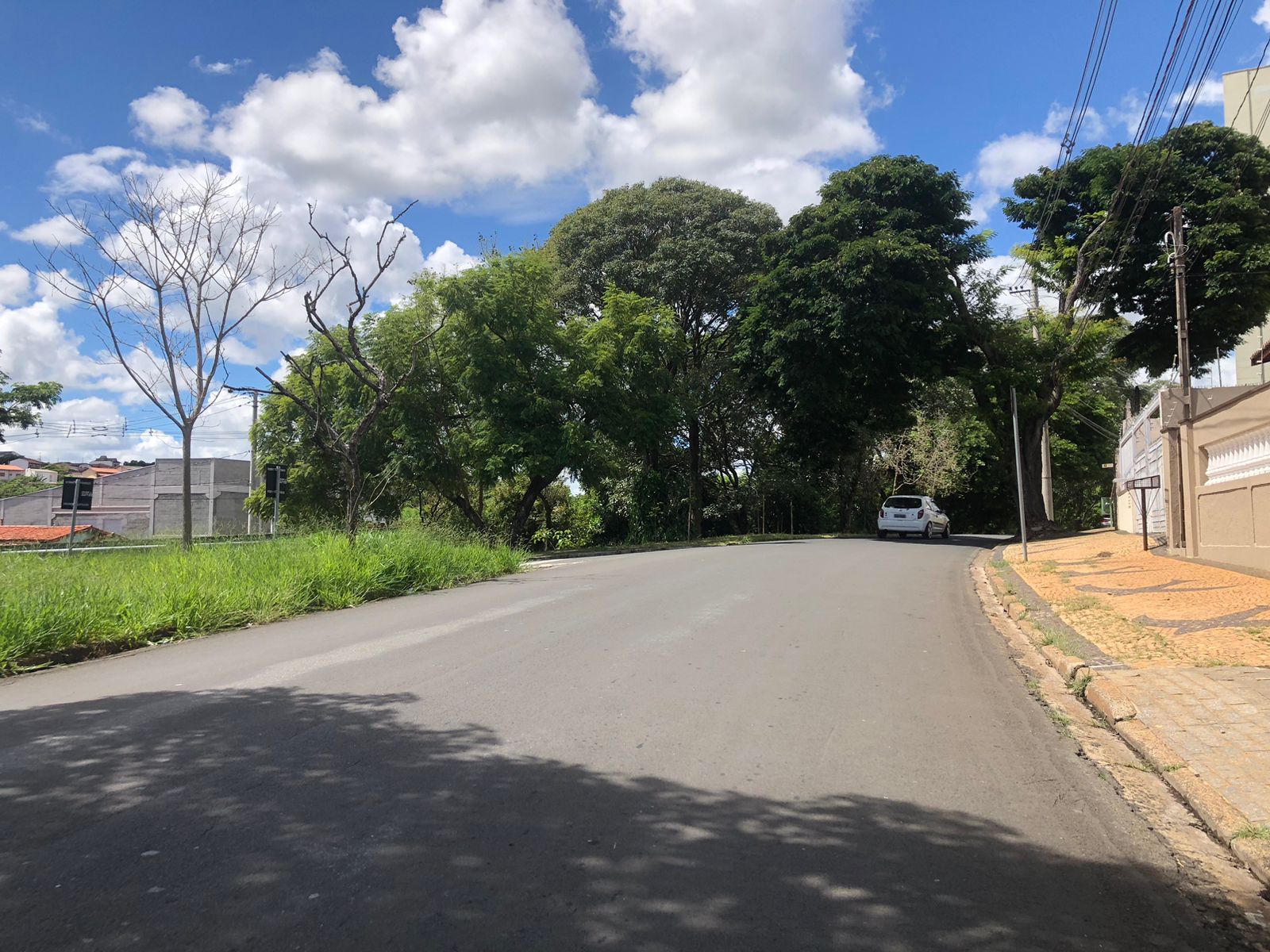 Moradores pedem melhor sinalização em rua do Jardim Flamboyant