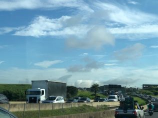 Motoristas reclamam de lentidão diária na Rodovia Campinas-Mogi
