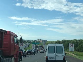 Motoristas reclamam de lentidão diária na Rodovia Campinas-Mogi