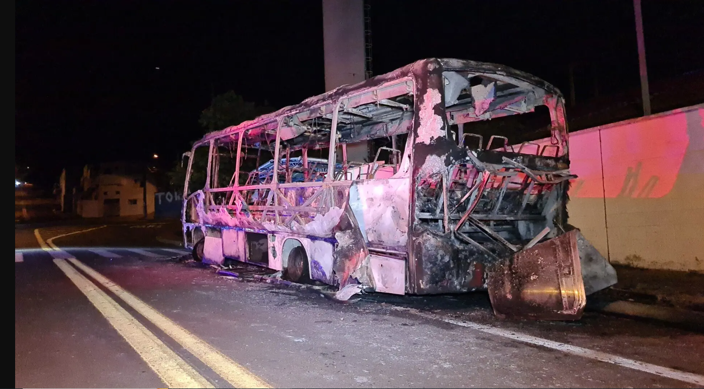 Dois ônibus são incendiados em Limeira; polícia investiga relação