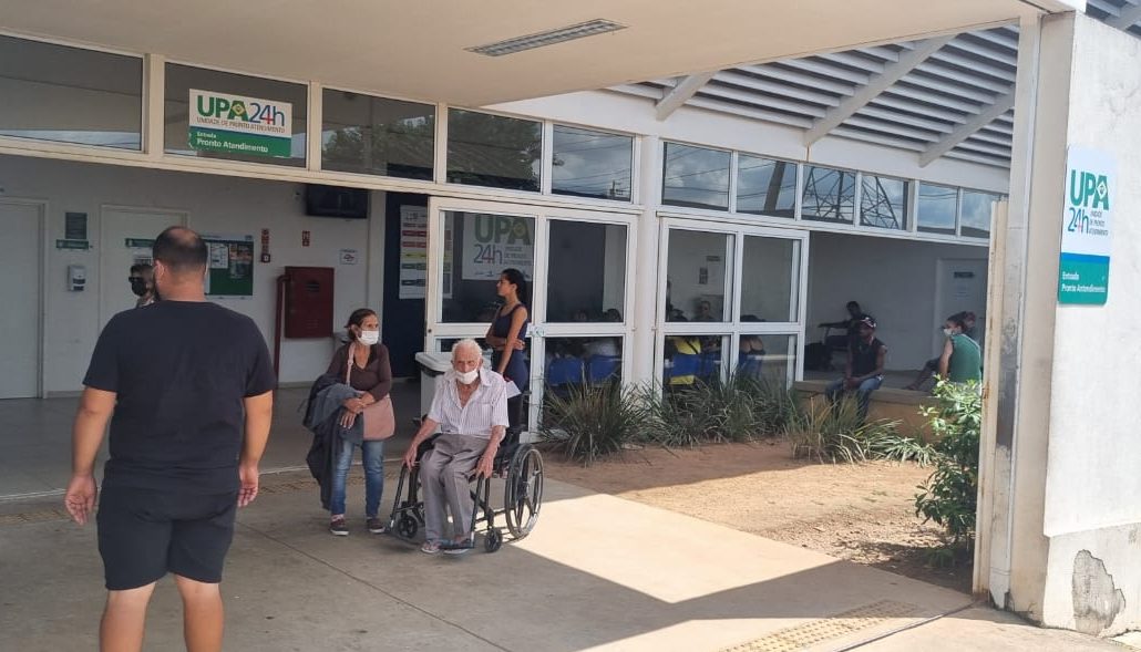Pacientes relatam espera de até cinco horas na UPA Carlos Lourenço