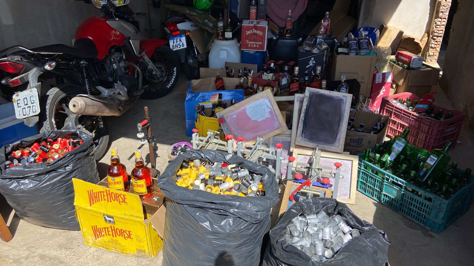 Polícia Civil suspeita que falsificadores de bebidas destiladas sejam parentes