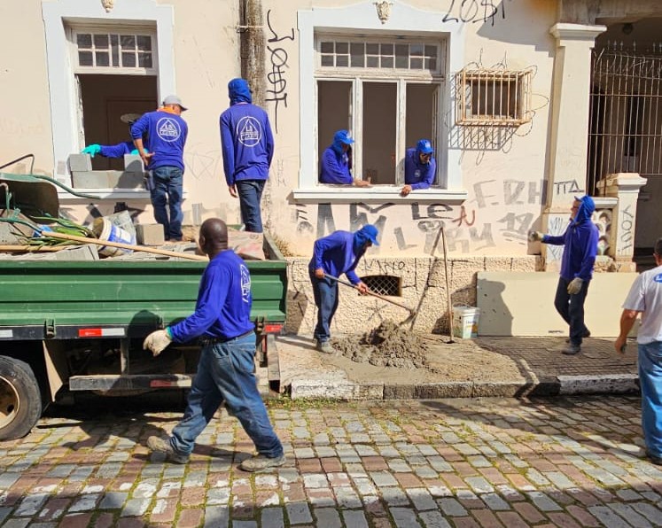Prefeitura desocupa casarão e empareda acessos ao imóvel