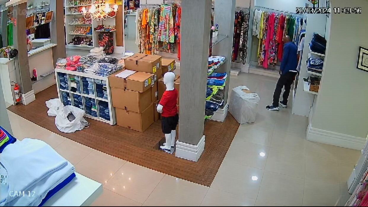 Trio furta loja de roupas e prejuízo chega a R mil; veja vídeo