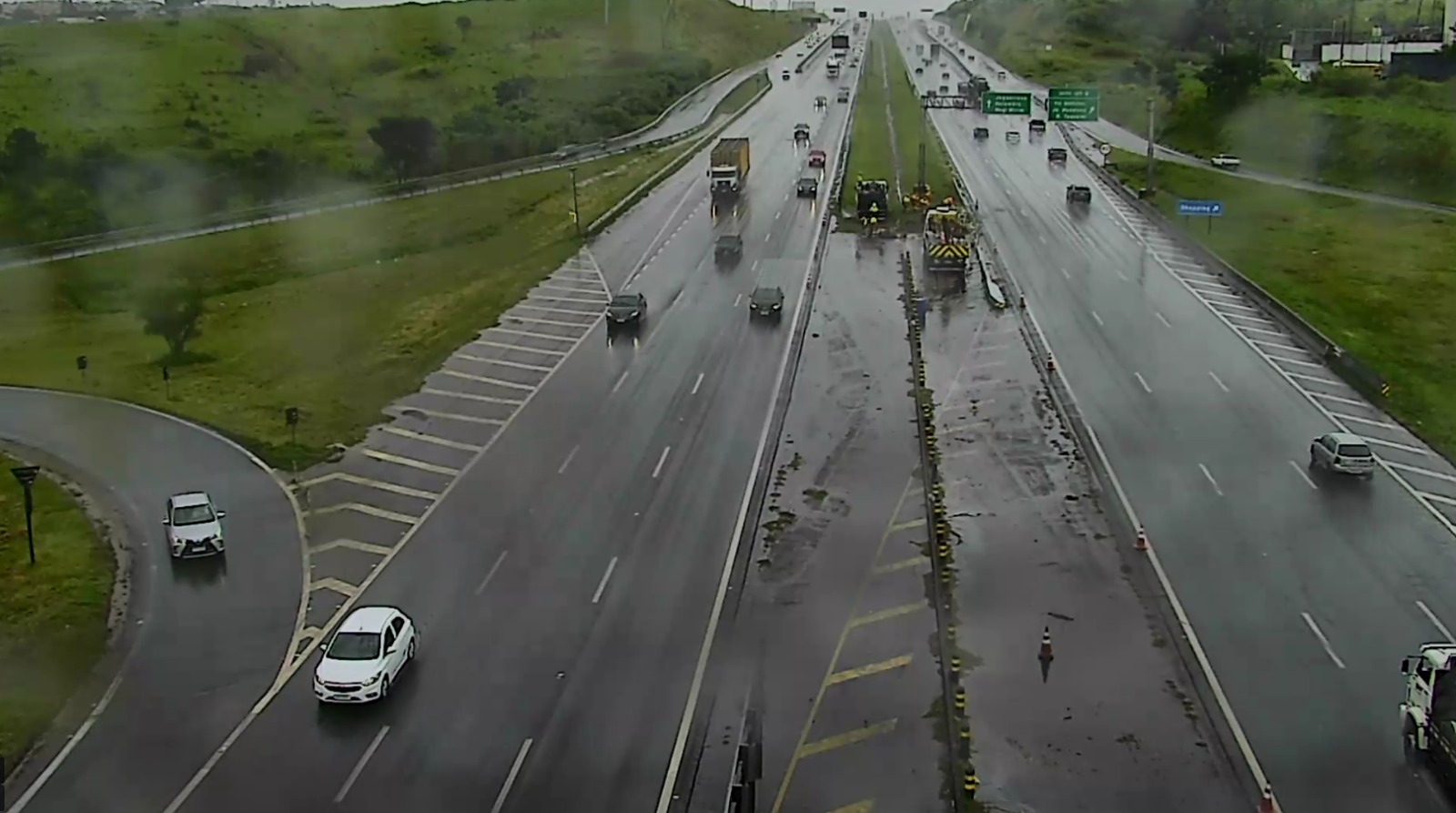 Carreta tombada na Dom Pedro é retirada após quase 30h do acidente 