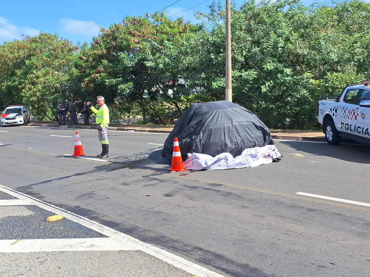 Acidente envolvendo viatura da PM bloqueia marginal do Piçarrão, em Campinas