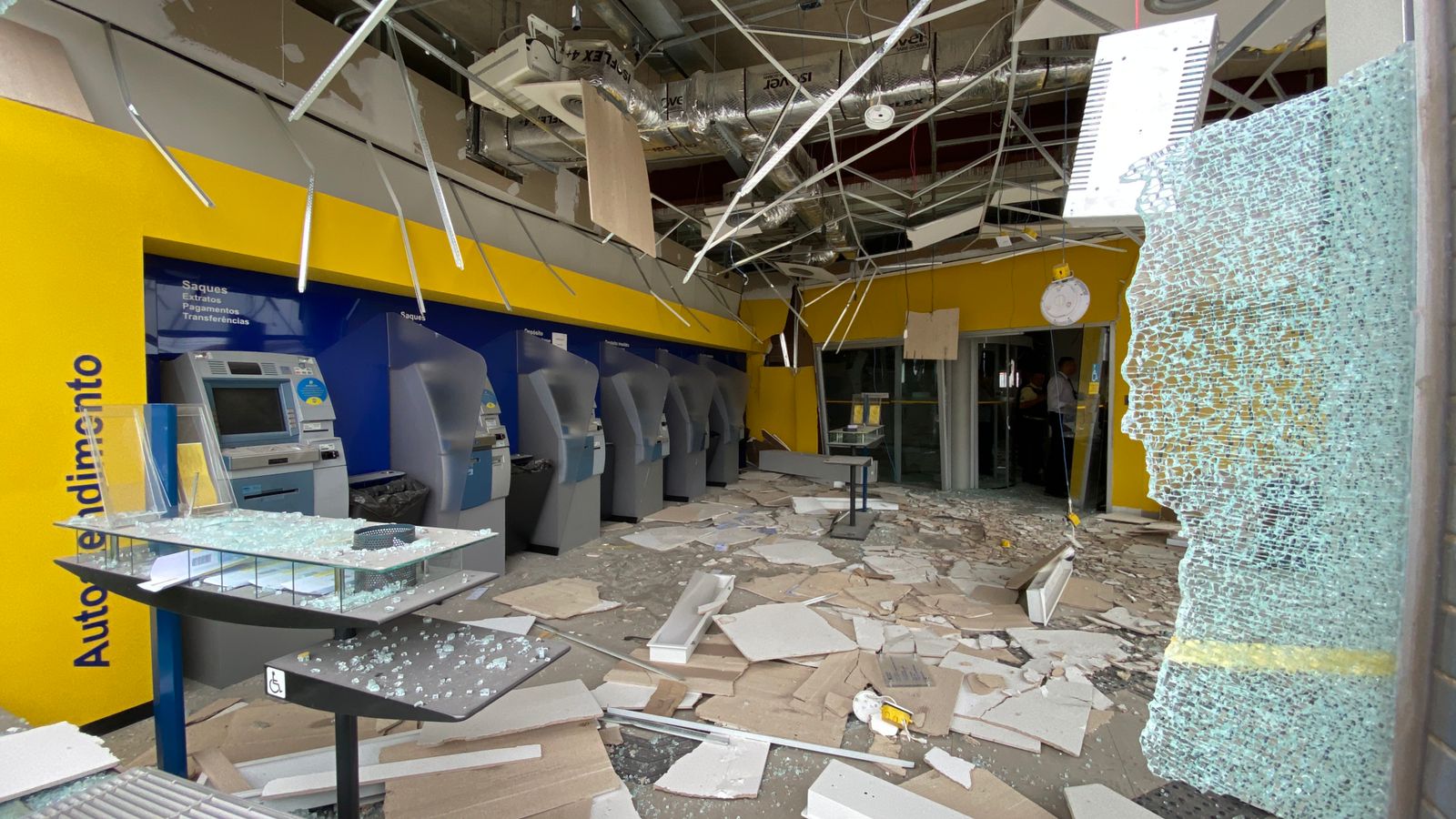 Assalto a banco, em São Pedro, teve explosões e troca de tiros