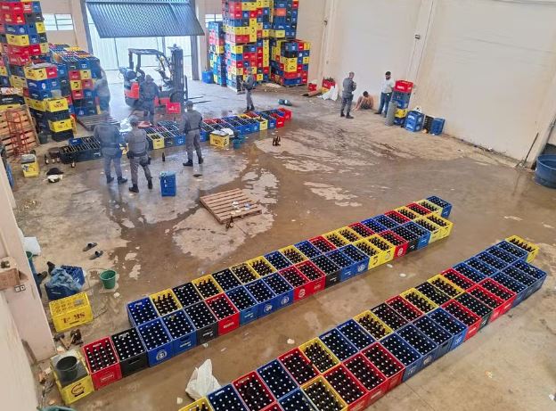 Baep apreende mais de 13 mil garrafas de cerveja falsificadas em barracão