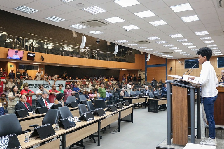 Câmara aprova proibição de poder público contratar condenados por racismo
