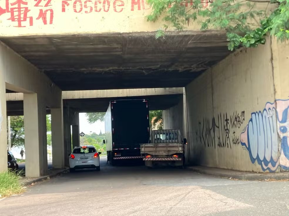 Caminhão “entala” e provoca alteração de percurso de linhas de ônibus em Campinas