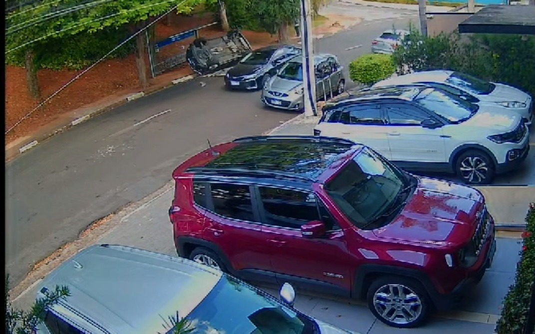 Carro na contramão provoca acidente na Chácara da Barra, em Campinas