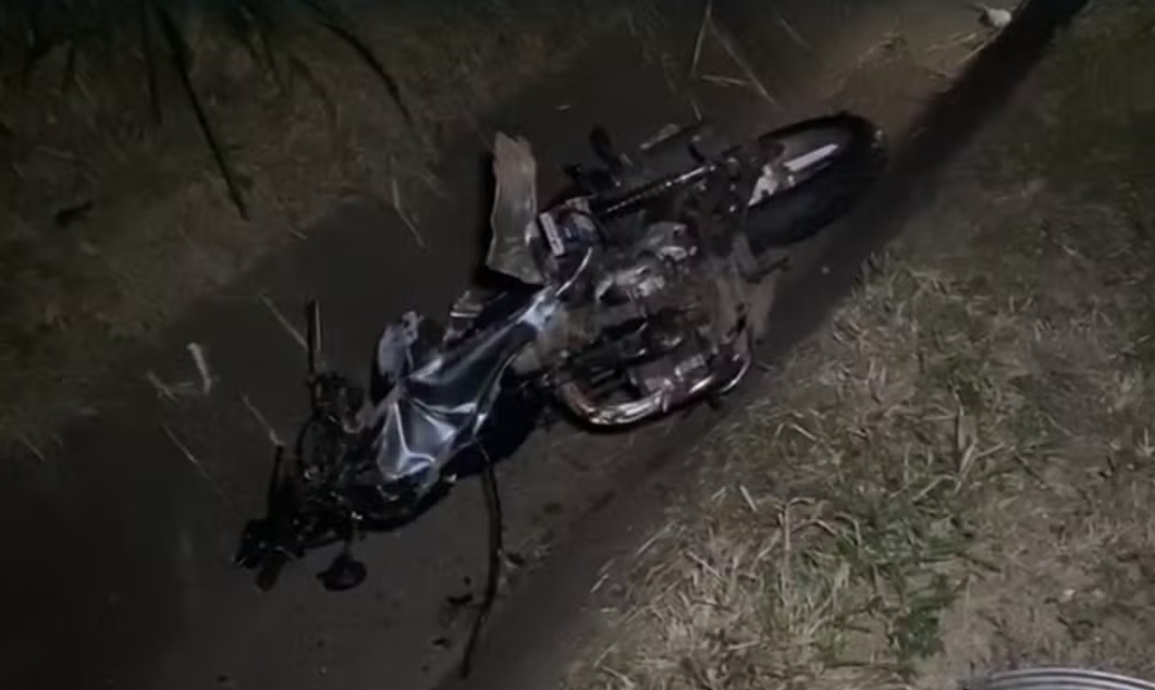 Casal morre após ter moto atingida por carro na SP-133