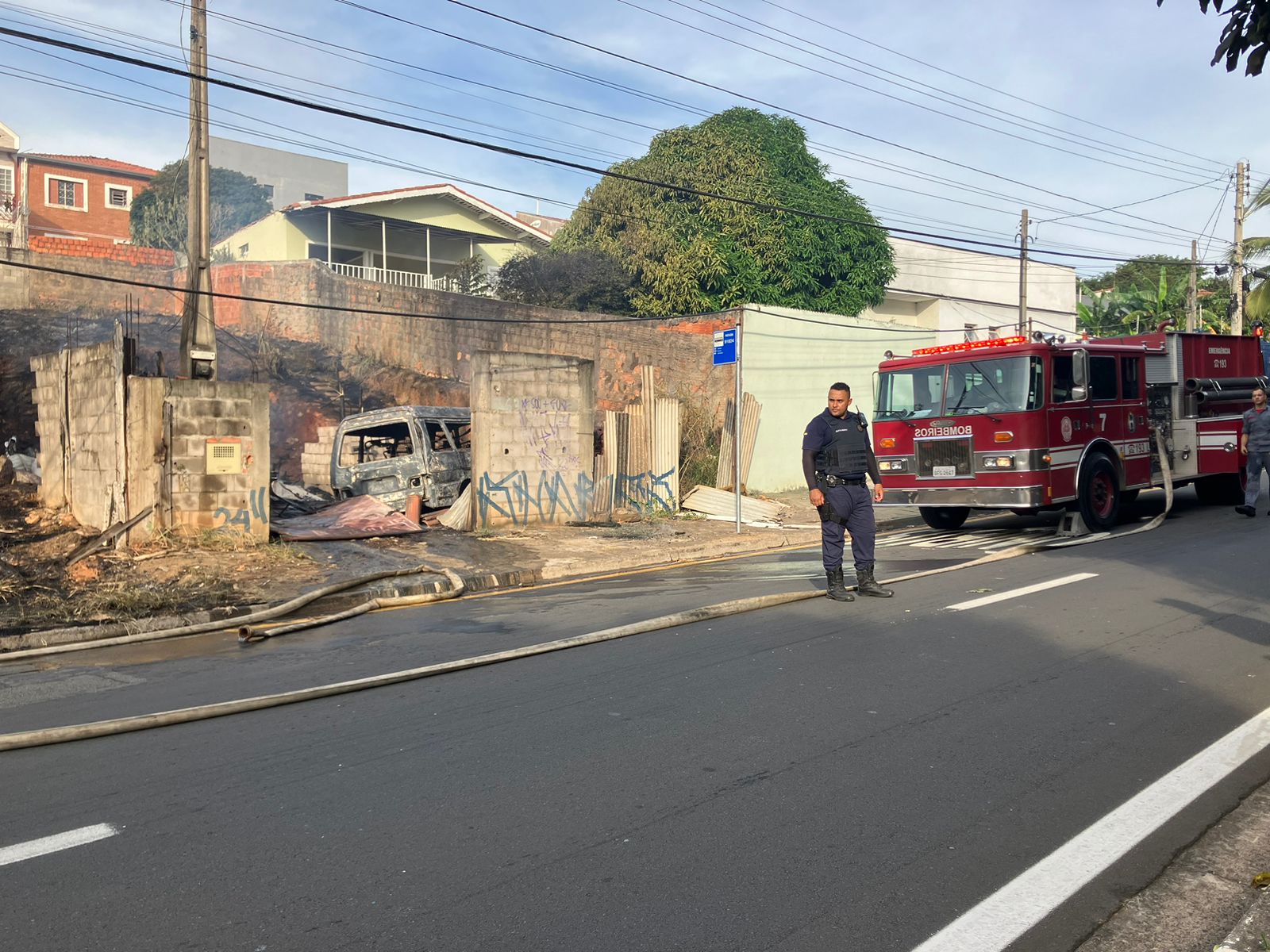 Fogo em mato atinge veículo em terreno no Pq. Prado, em Campinas