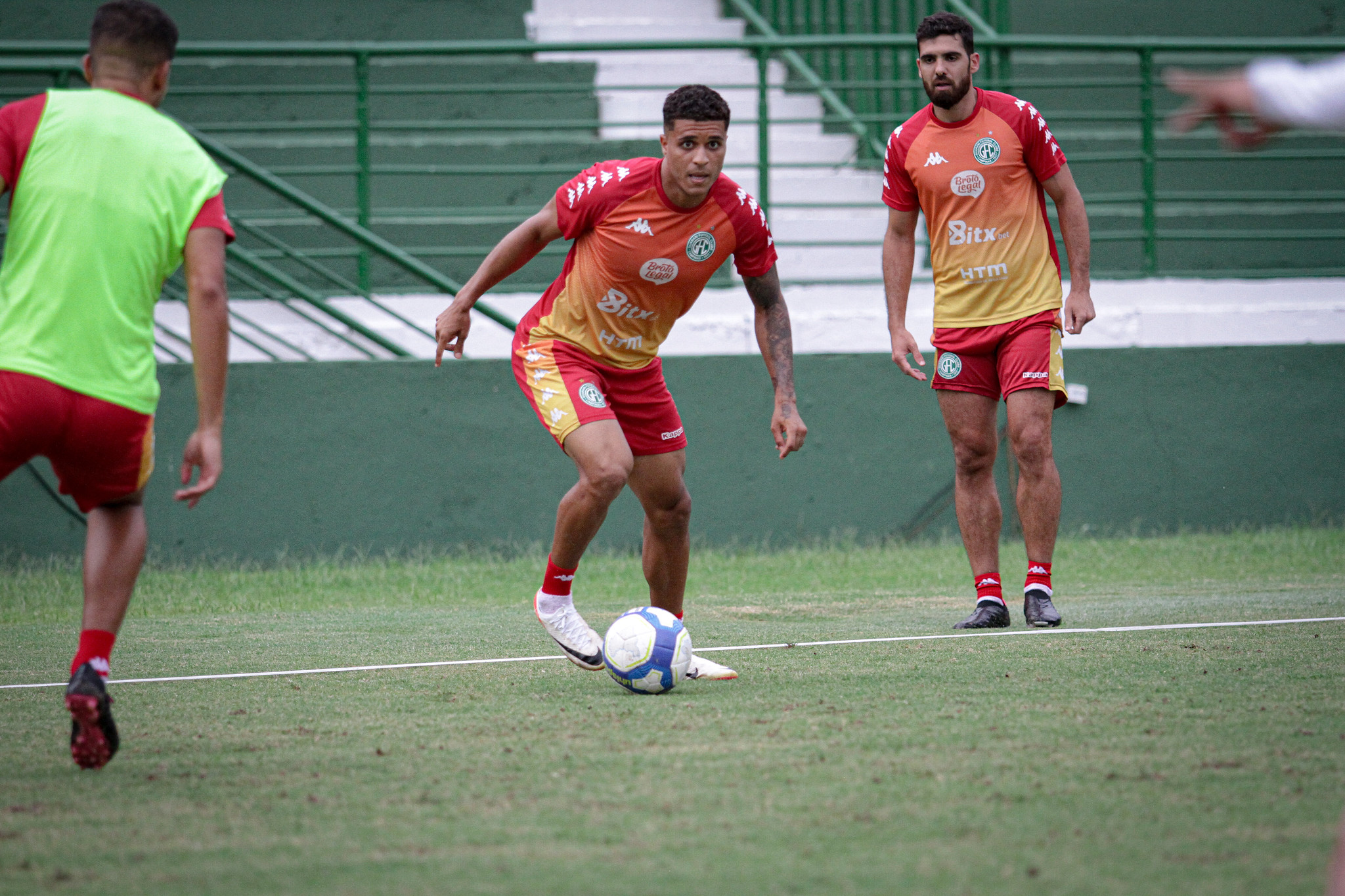Guarani renova contrato de João Victor até 2026 e confirma saída de Pablo Thomaz