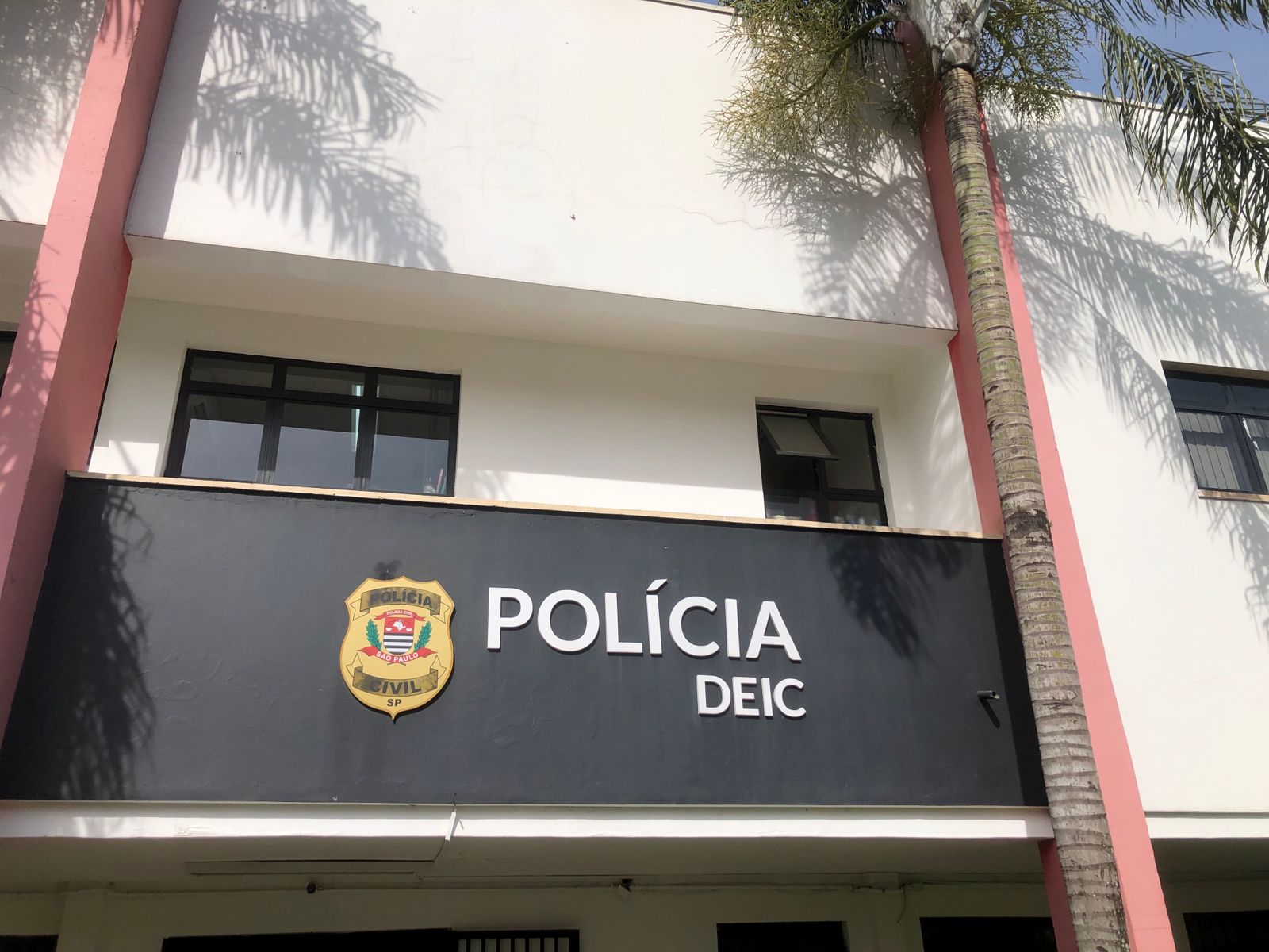 Polícia prende mãe de adolescente de 13 anos estuprada pelo padrasto