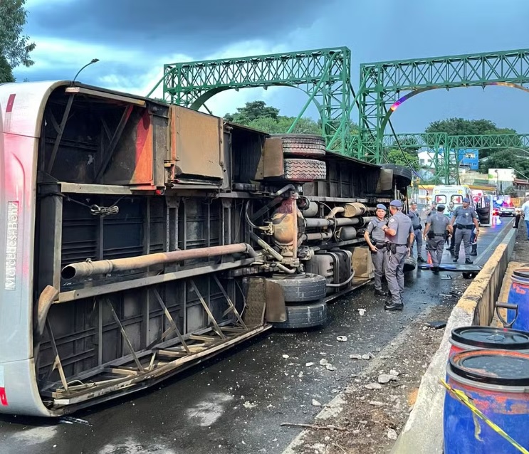 SetCamp diz que ônibus que tombou em Paulínia estava “em velocidade compatível com a via”