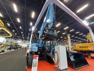 Setor de máquinas pesadas exibe novidades em feira e estima crescimento nas vendas