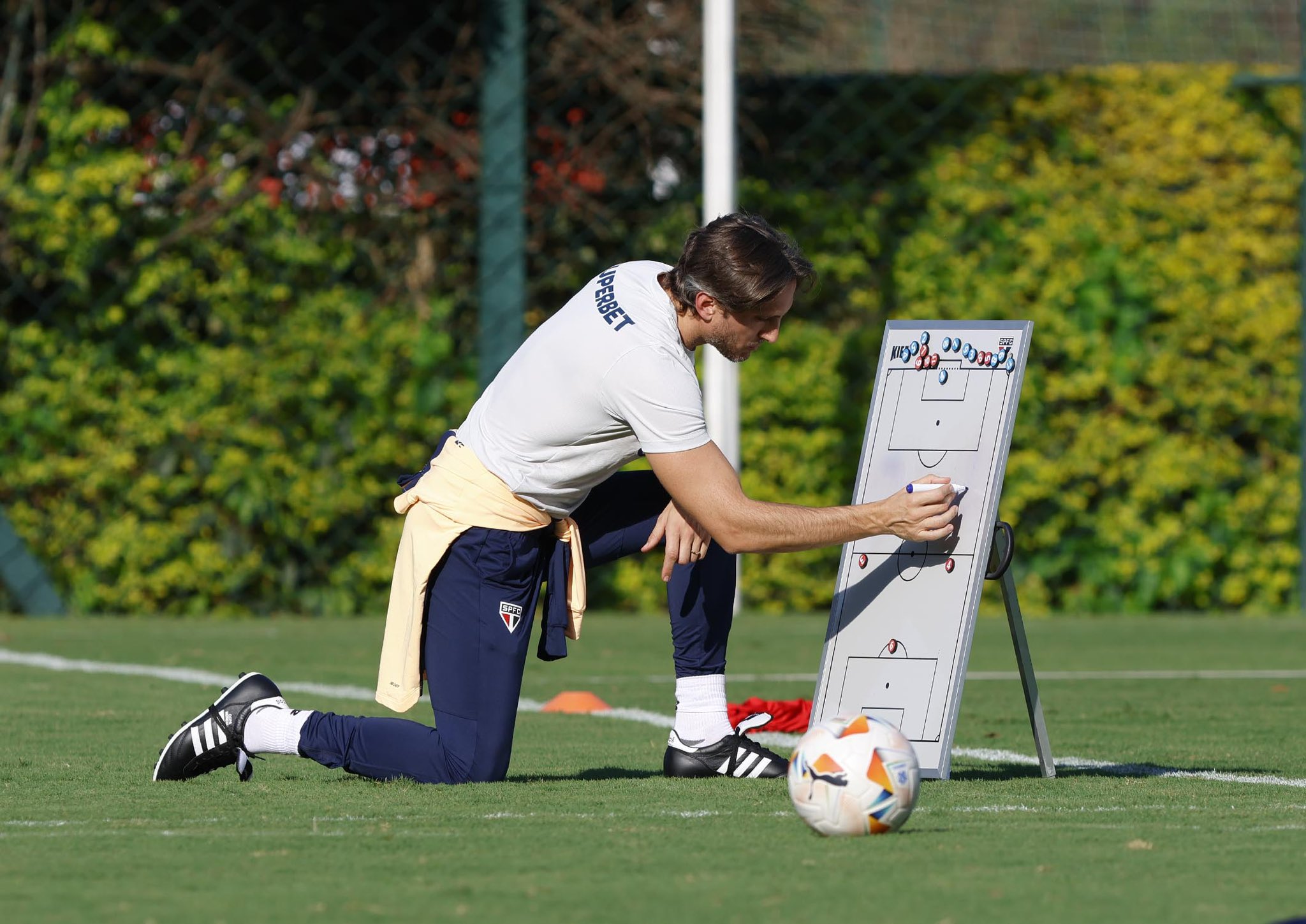 Técnico Luis Zubeldía terá maratona de jogos no início de sua trajetória no São Paulo