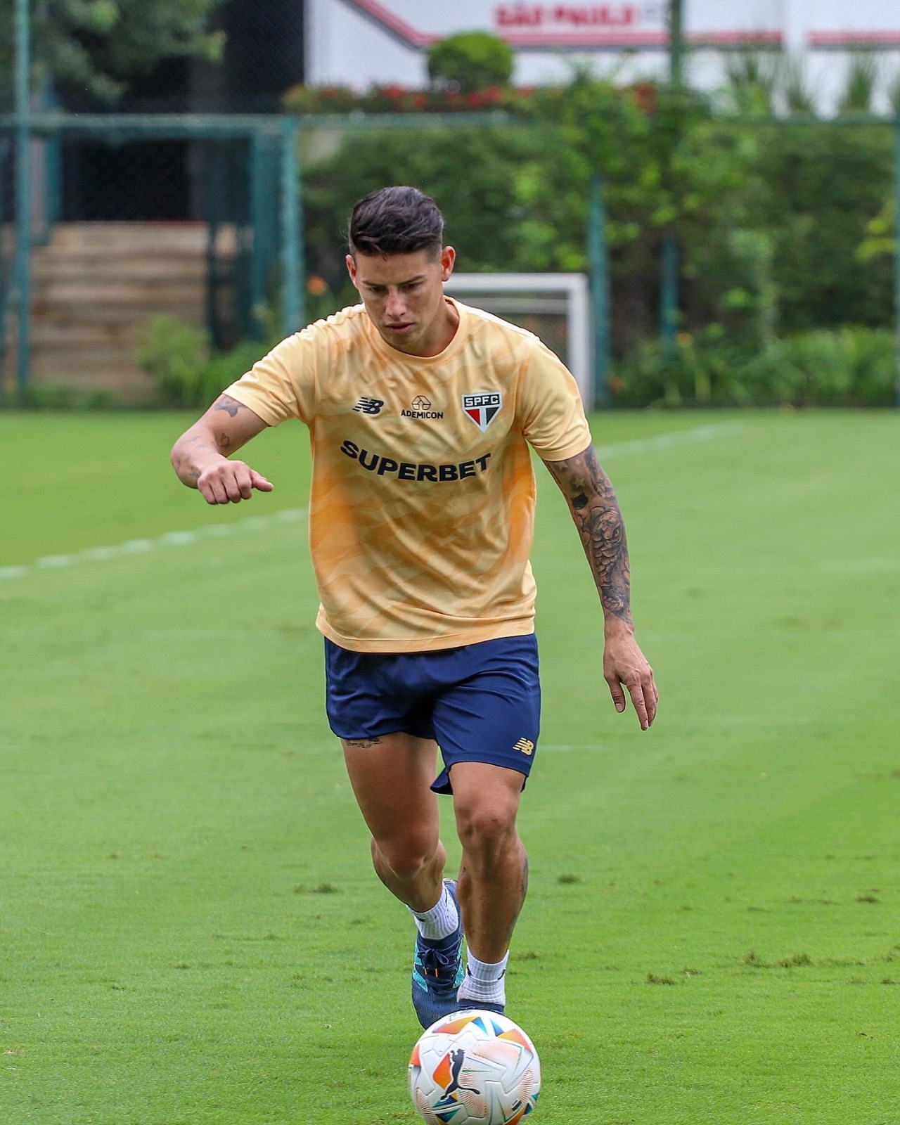 Técnico Thiago Carpini escala o São Paulo com James Rodríguez no meio-campo