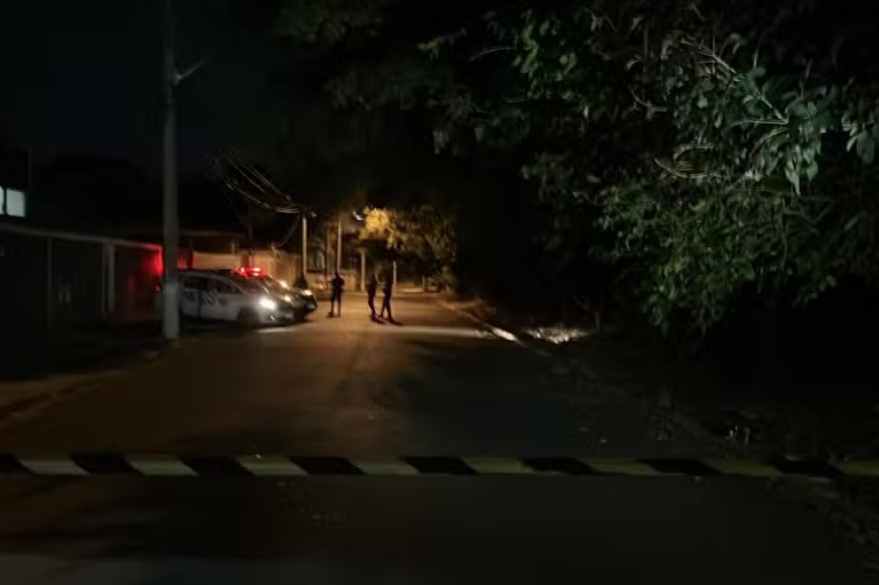 Vigilante invade casa da ex, mata jovem, atira no ouvido e morre