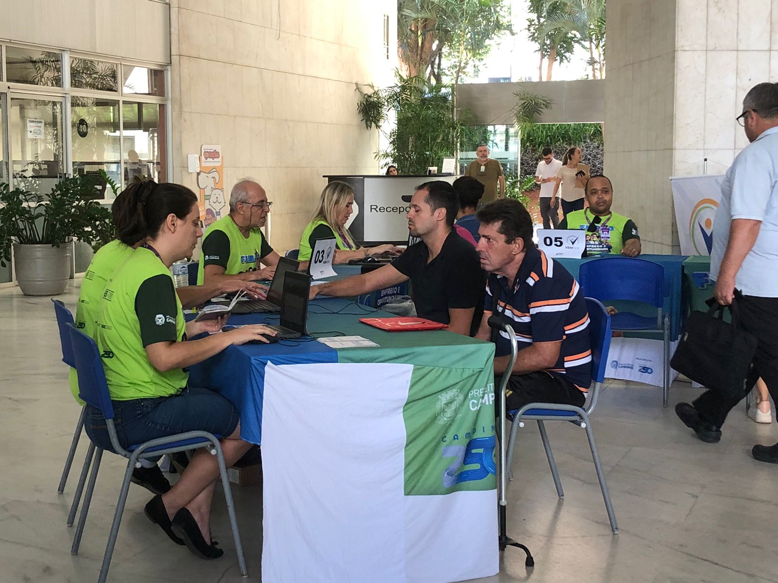 Multinacional oferece vagas de emprego em feirão nesta quarta