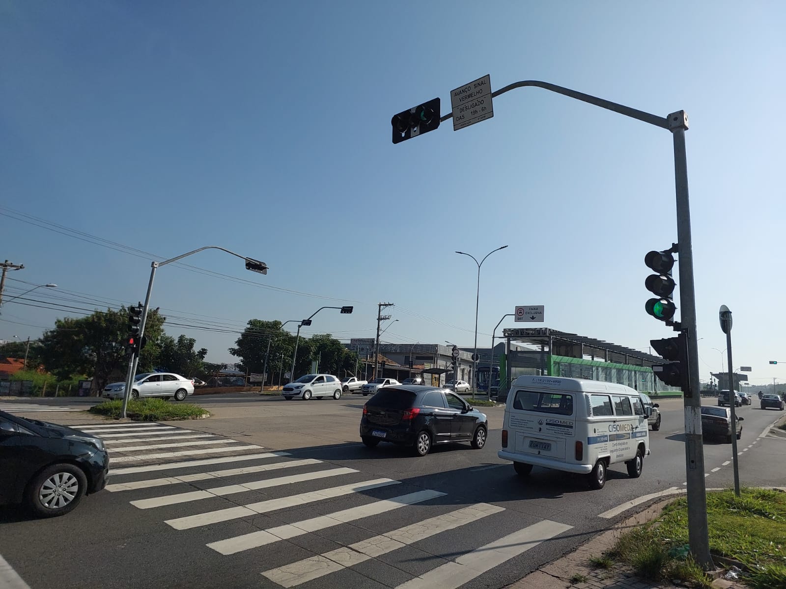 Demora e falta de sincronia em semáforos irritam motoristas em Campinas