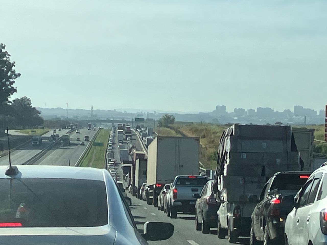 Acidente envolvendo três veículos trava D.Pedro, em Campinas