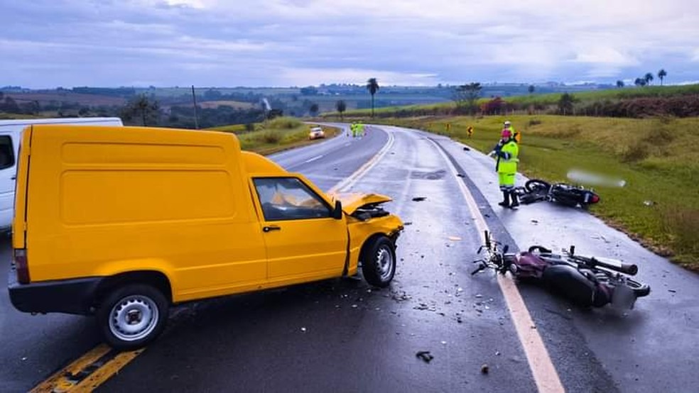 Acidente entre carro e duas motos deixa um morto em Mogi Mirim