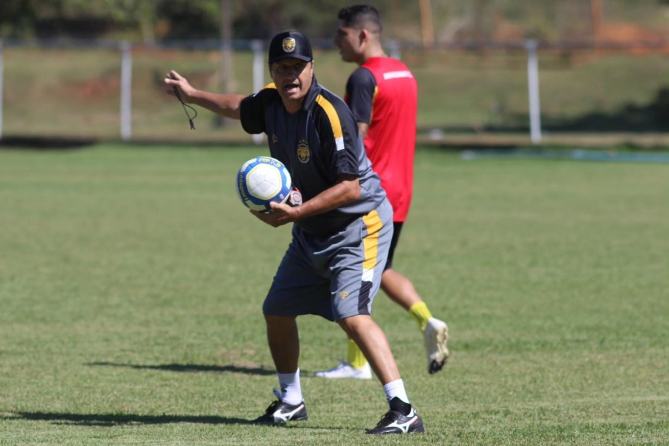 Adílson Baptista faz poucas mudanças no Amazonas para enfrentar a Ponte Preta